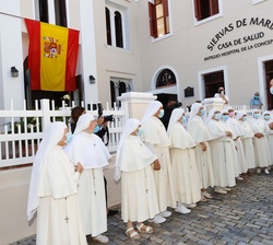 Su Majestad el Rey conversa con las Hermanas del Convento y Casa de Salud de las Siervas de María